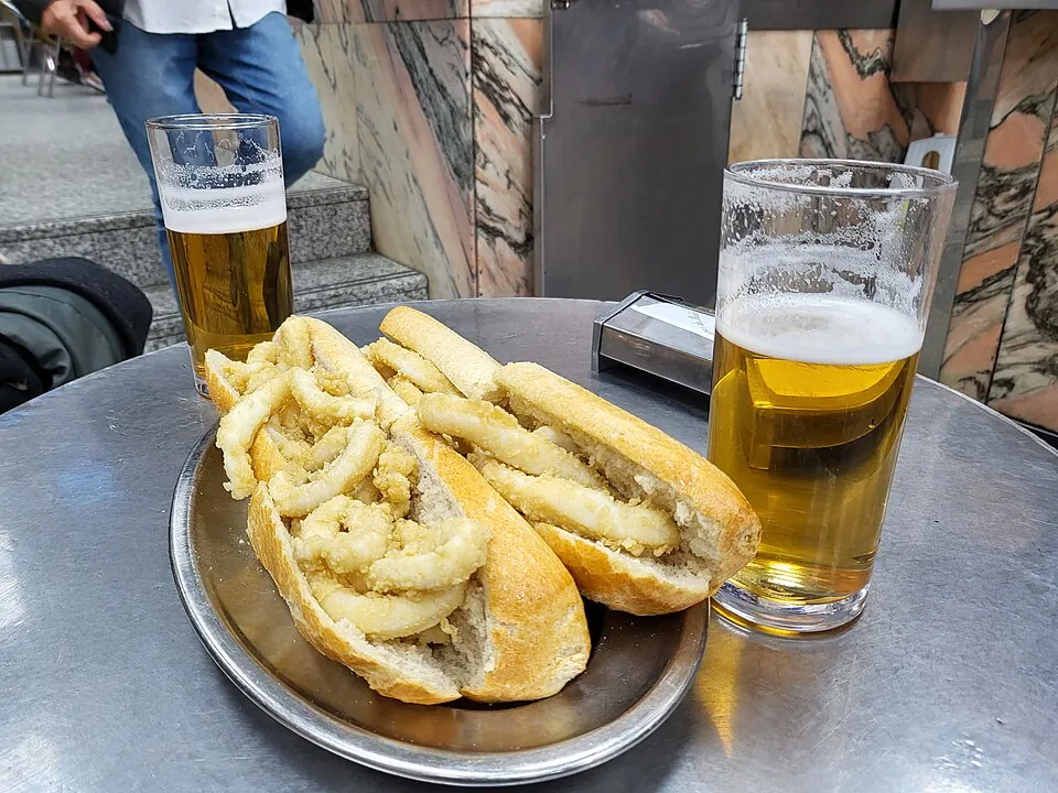 Un bocadillo de calamares, símbolo de la plaza Mayor.