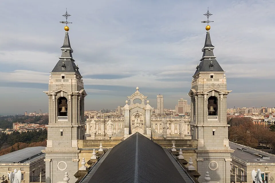 La catedral de la Almudena, frente al Palacio Real.