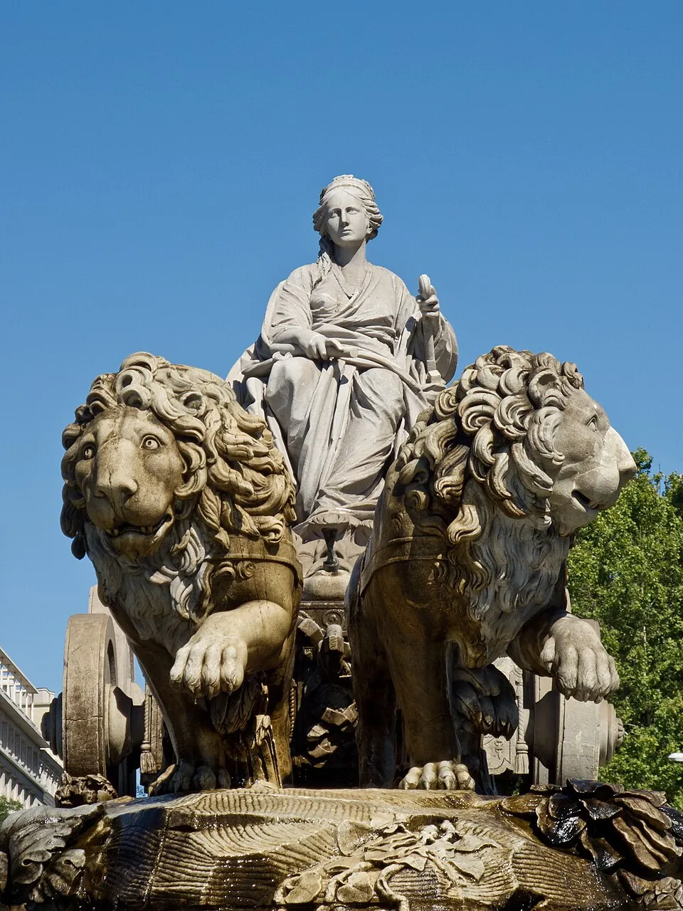 La fuente de Cibeles frente al Palacio de Comunicaciones.