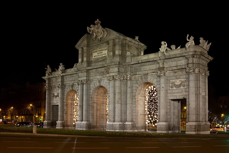 La Puerta de Alcalá, junto a la entrada del Retiro.