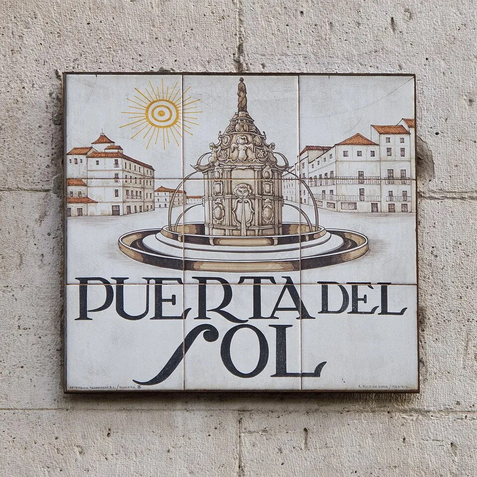 Placa de azulejos de la Puerta del Sol.