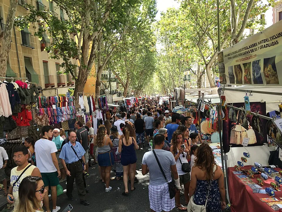 El Rastro, un domingo por la mañana.