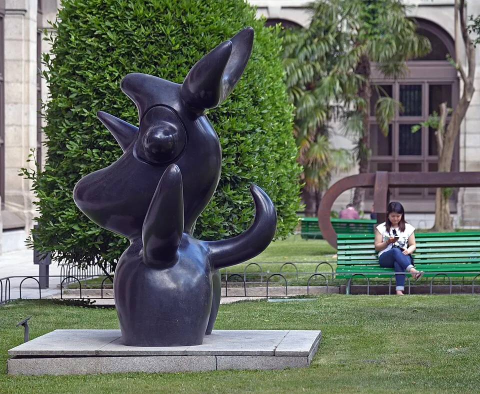 El patio del Reina Sofía con la escultura «Pájaro lunar» de Joan Miró.