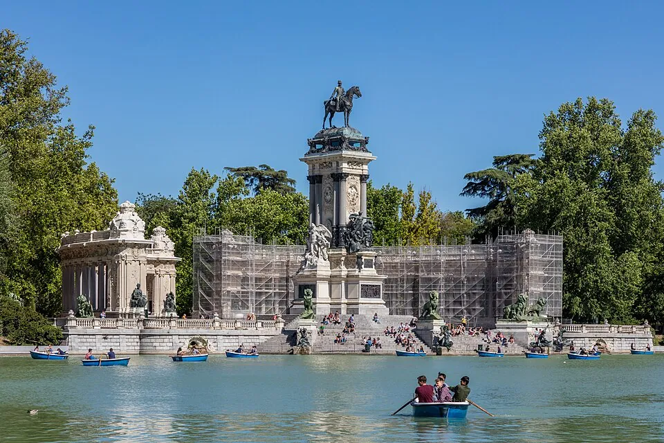 El estanque del Retiro y el monumento a Alfonso XII.