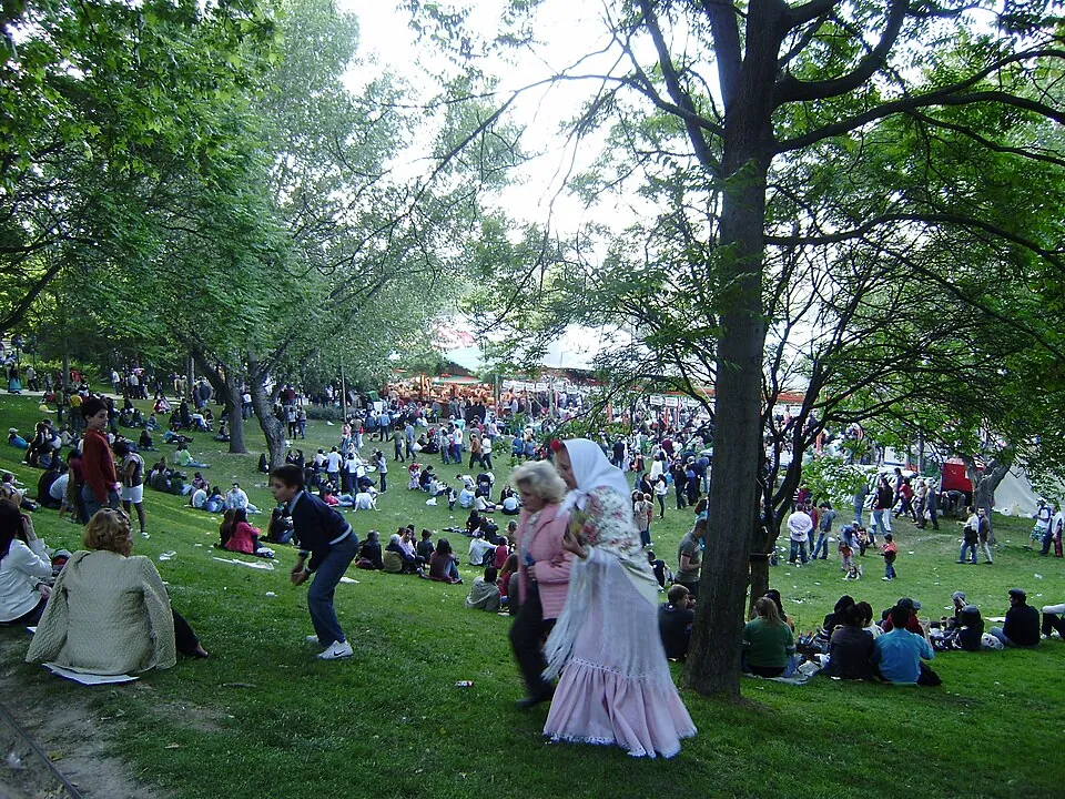La pradera de San Isidro durante la fiesta.